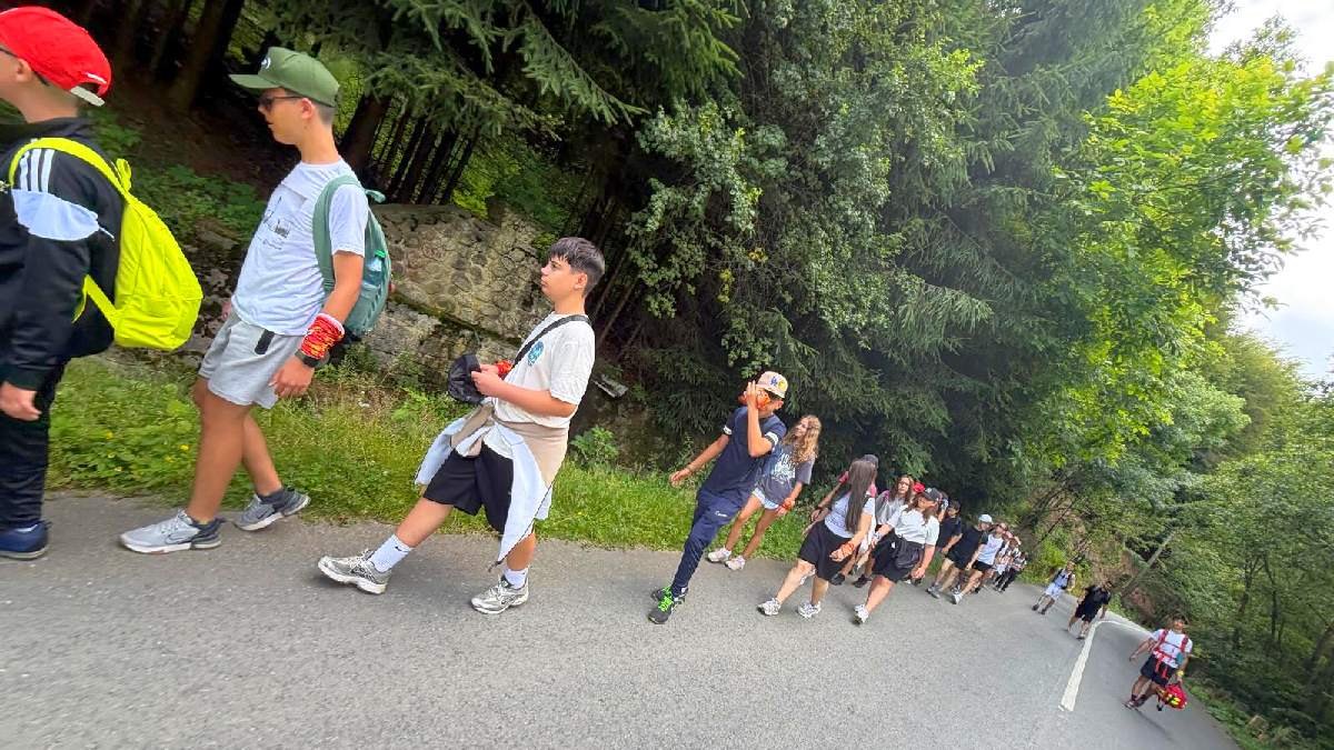 Grup ghidat în timpul unei plimbări în natură