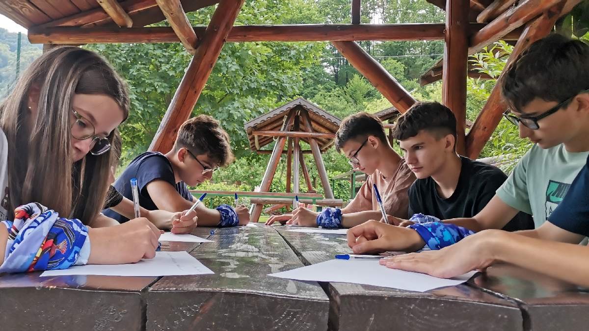 Participanți care lucrează împreună la o activitate practică
