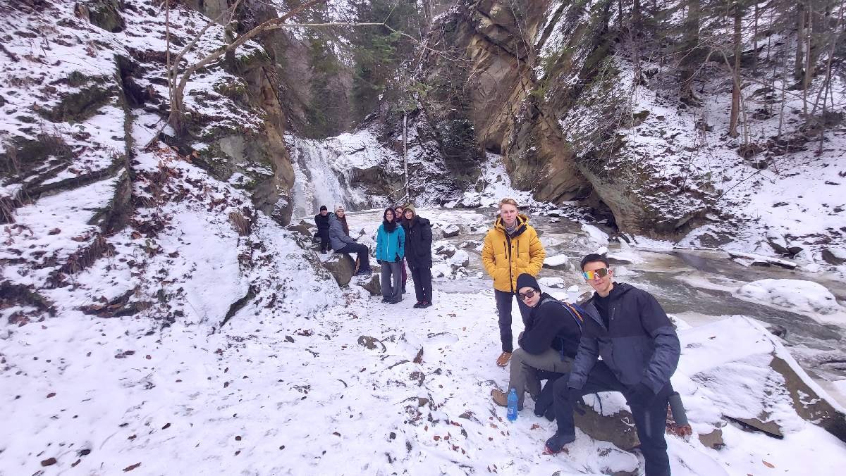 Grup în peisaj de iarnă în timpul unei activități experiențiale